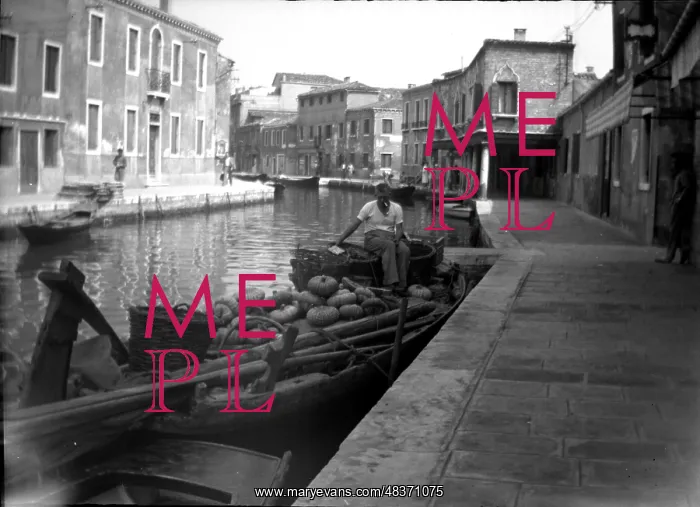 : Boat loaded with squashes, Venice : Boat loaded with squashes, Venice