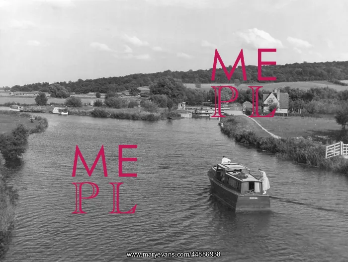 : BOATING ON THE THAMES : BOATING ON THE THAMES