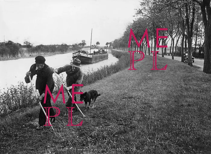 : Boatmen while towing, 1934 : Boatmen while towing, 1934