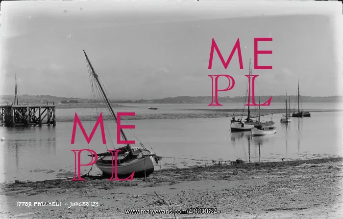 : Boats at Low Tide in Pwllheli : Boats at Low Tide in Pwllheli