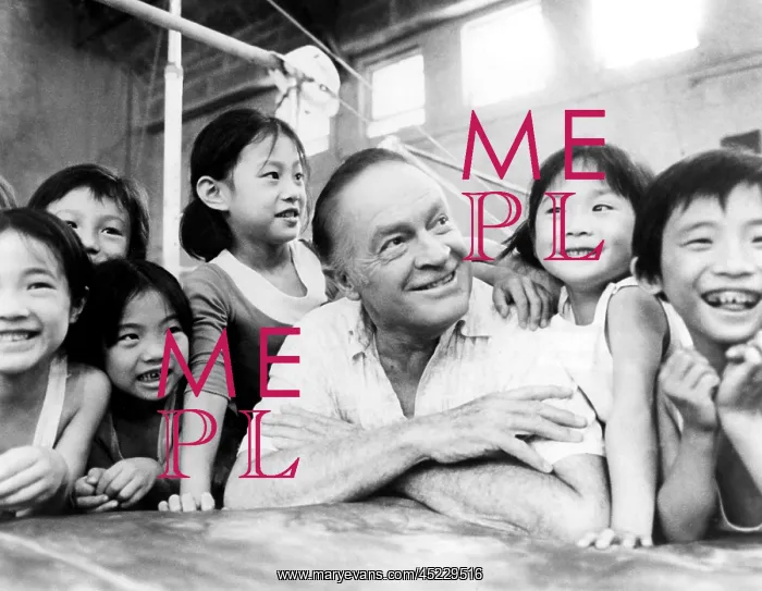 : Bob Hope with children during the on location ? : Bob Hope with children during the on location ?