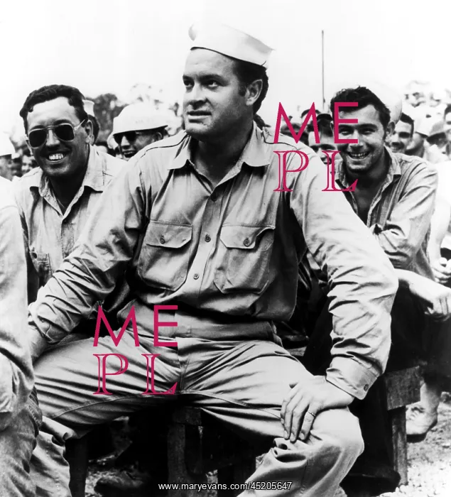 : Bob Hope entertaining the troops during ? : Bob Hope entertaining the troops during ?