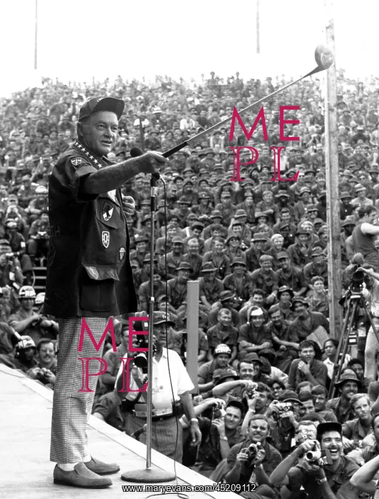: Bob Hope entertaining the troops in Saudi ? : Bob Hope entertaining the troops in Saudi ?