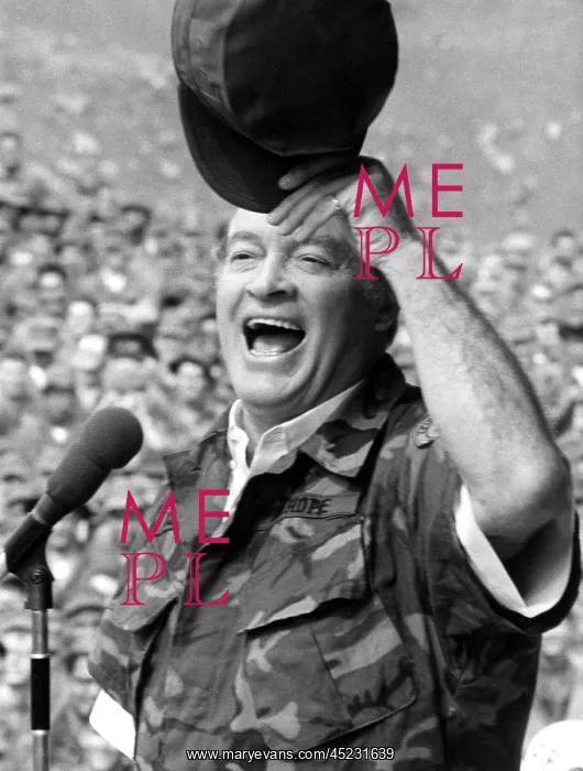 : Bob Hope entertaining the troops in Vietnam, ? : Bob Hope entertaining the troops in Vietnam, ?