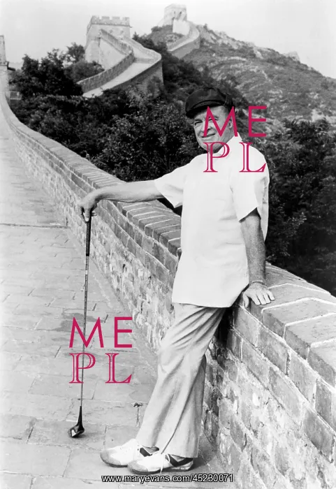 : Bob Hope posing by Great wall of China with ? : Bob Hope posing by Great wall of China with ?