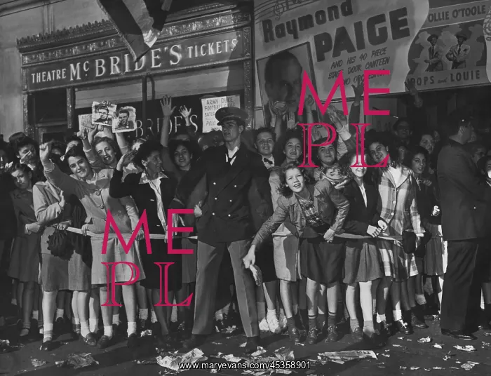  : Bobby Soxer fans eagerly waiting to see Frank Sinatra