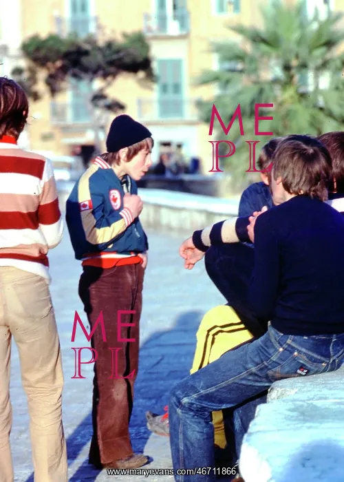  : Body language -- a group of Italian boys
