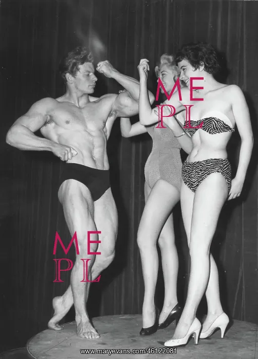 : Bodybuilder Henry Downs with beauty queens : Bodybuilder Henry Downs with beauty queens