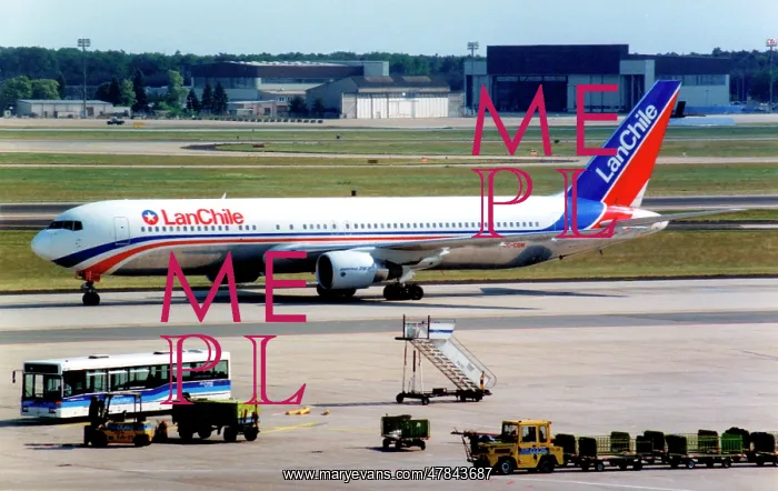 : Boeing 767-352 (ER) CC-CDM : Boeing 767-352 (ER) CC-CDM