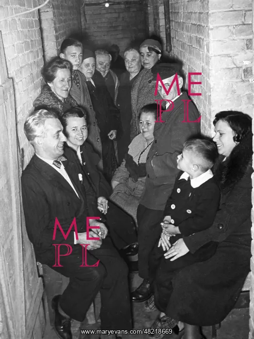 : Bomb shelter in Berlin, 1940 : Bomb shelter in Berlin, 1940