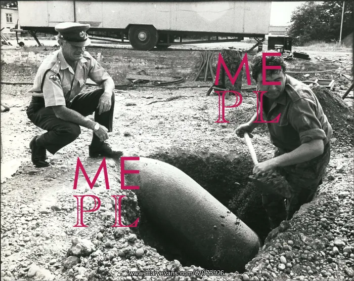 : Bombs - Guns - Weapons : Bombs - Guns - Weapons
