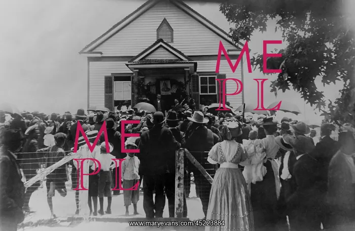 : Booker T. Washington addressing crowd from ? : Booker T. Washington addressing crowd from ?