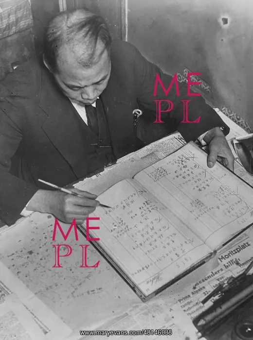 : Bookkeeper keeps accounts in Chinese in Berlin, 1932 : Bookkeeper keeps accounts in Chinese in Berlin, 1932