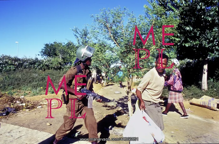 : Bophutatswana, Mmabatho, 1990: Looting during violent : Bophutatswana, Mmabatho, 1990: Looting during violent