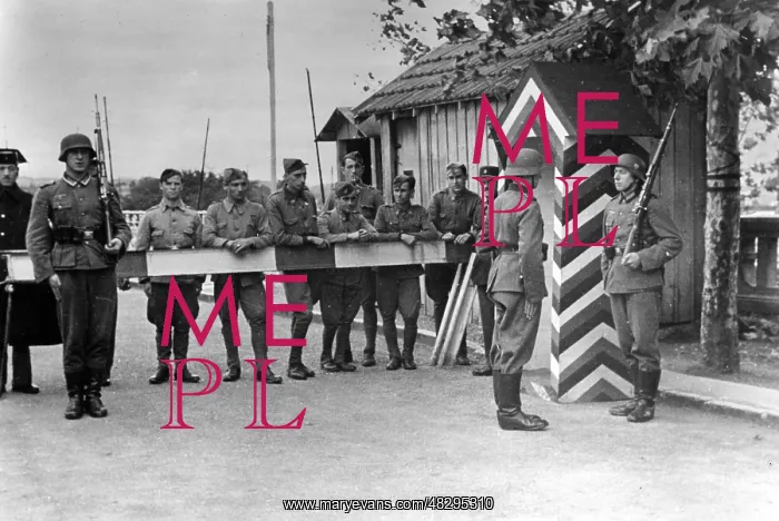: Border post at the French-Spanish border, 1940 : Border post at the French-Spanish border, 1940