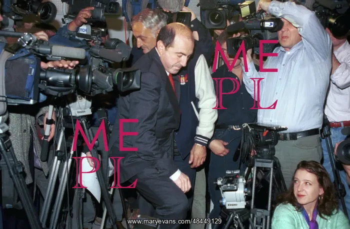 : Boris Berezovsky surrounded by journalists, 1998 : Boris Berezovsky surrounded by journalists, 1998