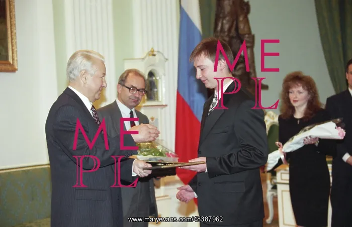 : Boris Eltsin presenting notable young journalist : Boris Eltsin presenting notable young journalist