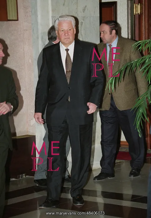 : Boris Yeltsin accompanied by Alexander Korzhakov : Boris Yeltsin accompanied by Alexander Korzhakov