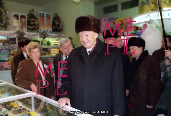 : Boris Yeltsin in children's store, 1996 : Boris Yeltsin in children's store, 1996