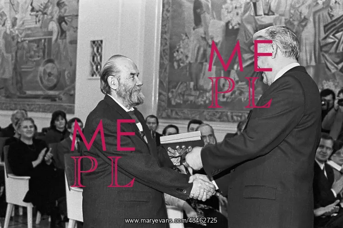 : Boris Yeltsin presenting state prizes, 1991 : Boris Yeltsin presenting state prizes, 1991