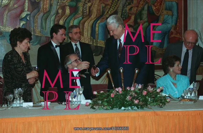: Boris Yeltsin Toasts John : Boris Yeltsin Toasts John