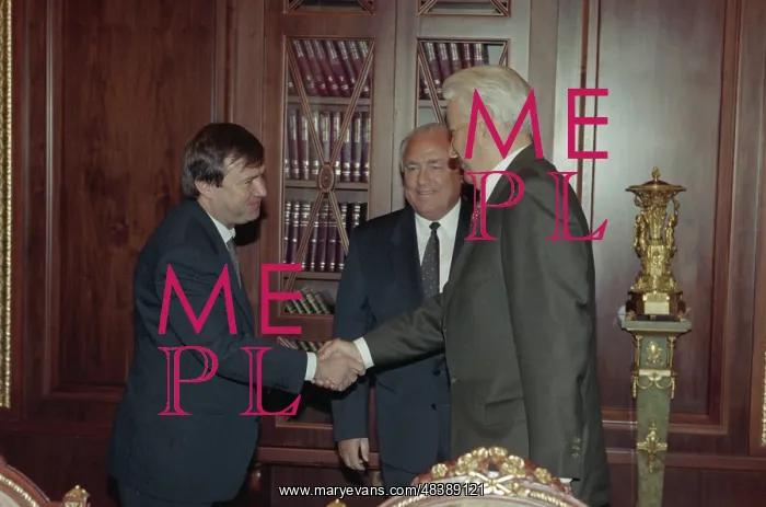 : Boris Yeltsin, Viktor Chernomyrdin, Valentin Yumashev : Boris Yeltsin, Viktor Chernomyrdin, Valentin Yumashev