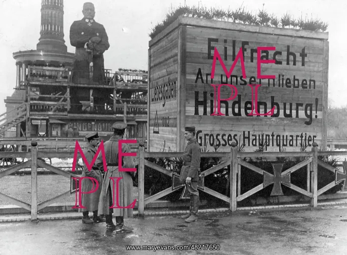 : Box with war donations in Berlin, 1916 : Box with war donations in Berlin, 1916