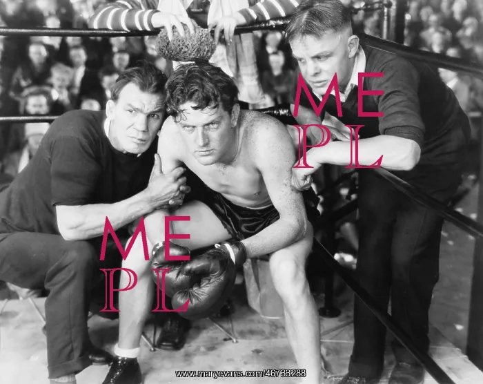 : Boxer in corner with trainers : Boxer in corner with trainers