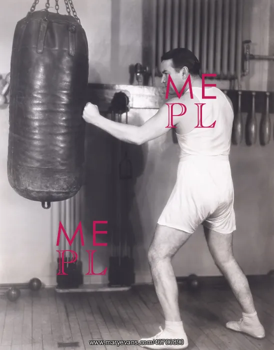 : Boxer working out at gym : Boxer working out at gym