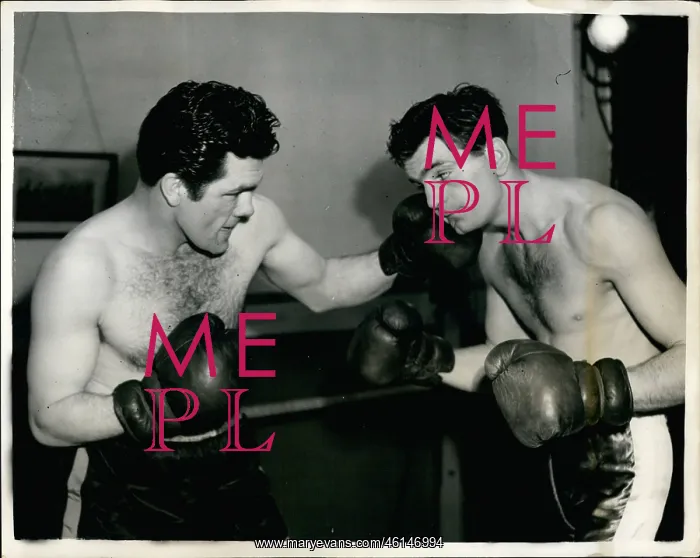 : Boxing. 1953 - Freddie Mills Dons Gloves Again - But for a film : Boxing. 1953 - Freddie Mills Dons Gloves Again - But for a film