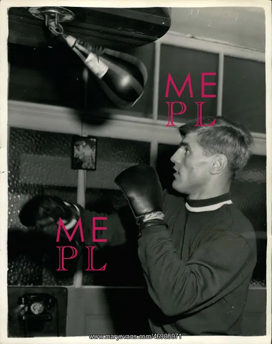 : Boxing. Oct. 09, 1955 - Russian Boxers in London get fighting fit for their : Boxing. Oct. 09, 1955 - Russian Boxers in London get fighting fit for their