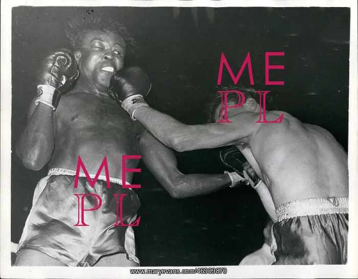 : Boxing. 1956 - Kid Gavilan Beats Peter Waterman On Points In Return Match At Earls Court. : Boxing. 1956 - Kid Gavilan Beats Peter Waterman On Points In Return Match At Earls Court.