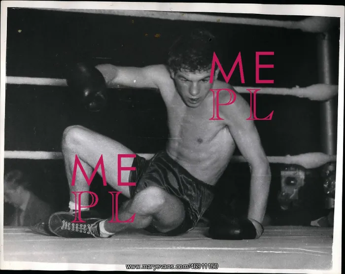 : Boxing. Oct. 10, 1955 - Dai Dower Knocked Out By Young Martin : Boxing. Oct. 10, 1955 - Dai Dower Knocked Out By Young Martin