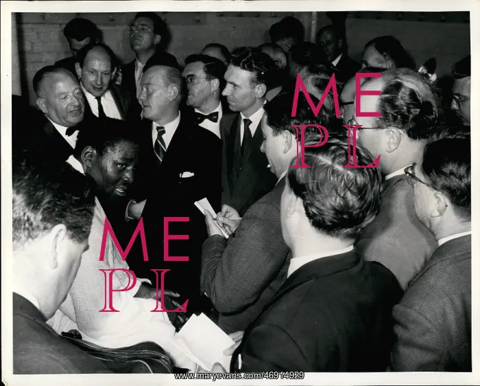: Boxing. Oct. 10, 1956 - Ezzaro Charles disqualified for holding in London bout : Boxing. Oct. 10, 1956 - Ezzaro Charles disqualified for holding in London bout