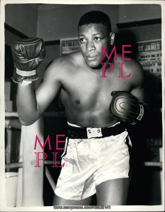 : Boxing. Sep. 09, 1958 - NINO VALOIS-GOES-INTO TRAINING FDA COCKELL FIGHT OF ARRING POSE : Boxing. Sep. 09, 1958 - NINO VALOIS-GOES-INTO TRAINING FDA COCKELL FIGHT OF ARRING POSE