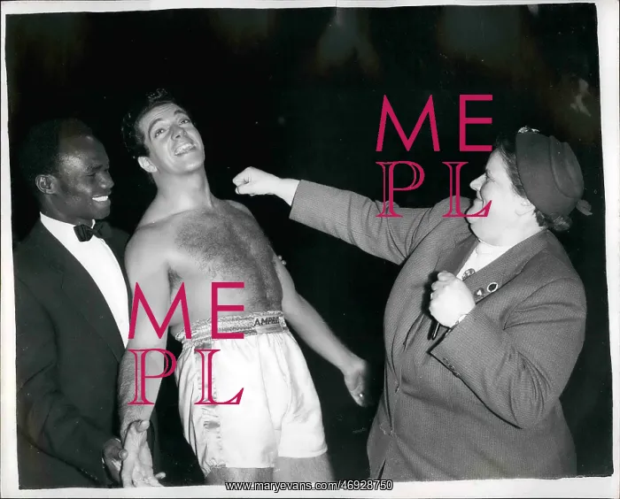 : Boxing. Feb. 02, 1959 - Frankie Vaughan in the ring at Pinewood : Boxing. Feb. 02, 1959 - Frankie Vaughan in the ring at Pinewood