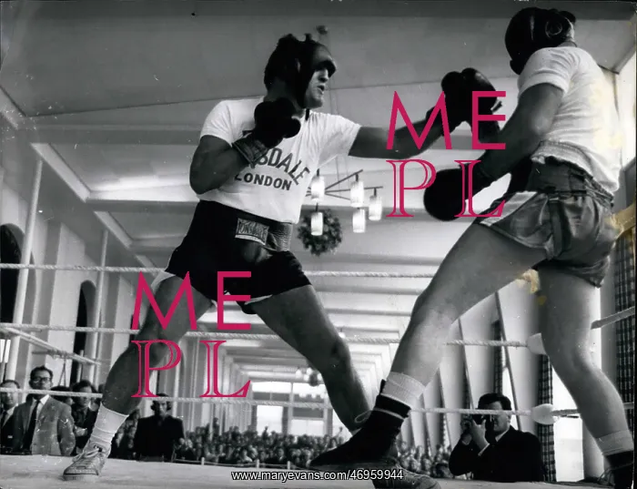 : Boxing. Dec. 26 Training before the holiday makers : Boxing. Dec. 26 Training before the holiday makers