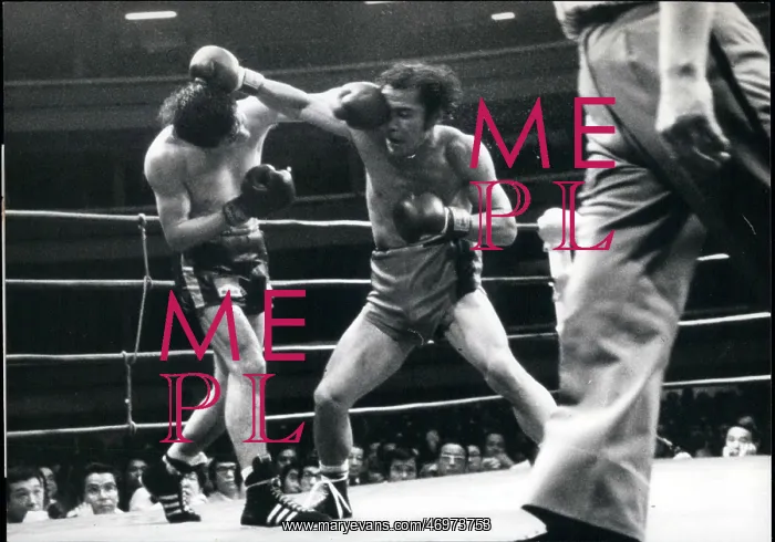 : Boxing. Apr. 18 Duran (left) connects with his left on Wajima's eye making : Boxing. Apr. 18 Duran (left) connects with his left on Wajima's eye making