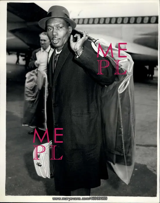 : Boxing. Apr. 07, 1961 - World Champion Joe Brown arrive here for his title : Boxing. Apr. 07, 1961 - World Champion Joe Brown arrive here for his title