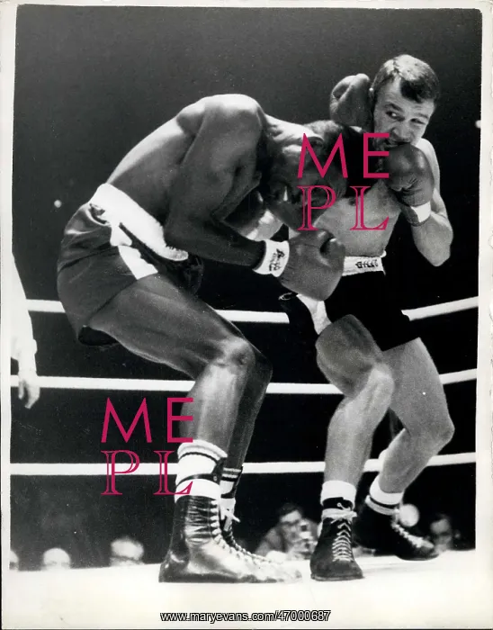 : Boxing. Apr. 18, 1961 - World light weight title fight between Dave Charnley : Boxing. Apr. 18, 1961 - World light weight title fight between Dave Charnley
