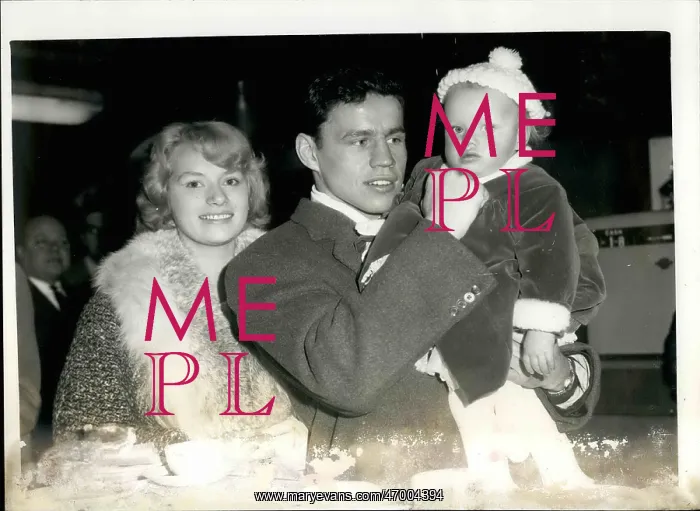 : Boxing. Dec. 12, 1960 - Terry Downes leaves for America for world title fight. : Boxing. Dec. 12, 1960 - Terry Downes leaves for America for world title fight.