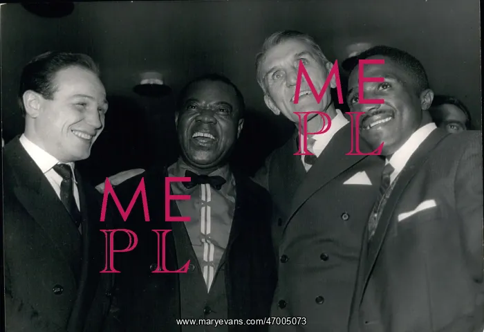 : Boxing. Dec. 30, 1960 - During a cocktail party given at a Paris bar in their honor : Boxing. Dec. 30, 1960 - During a cocktail party given at a Paris bar in their honor