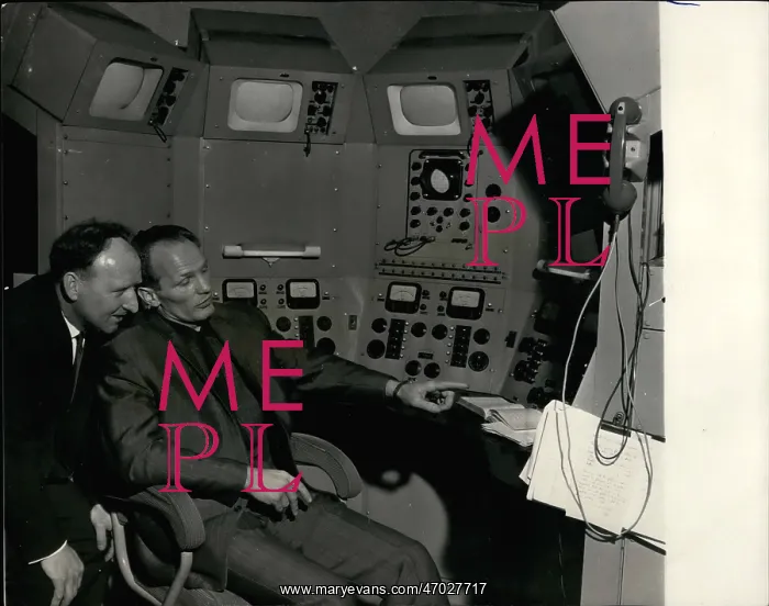 : Boxing. 1966 - 0Henry Cooper Visits Re Lay-TV Nerve Center Who Will show : Boxing. 1966 - 0Henry Cooper Visits Re Lay-TV Nerve Center Who Will show