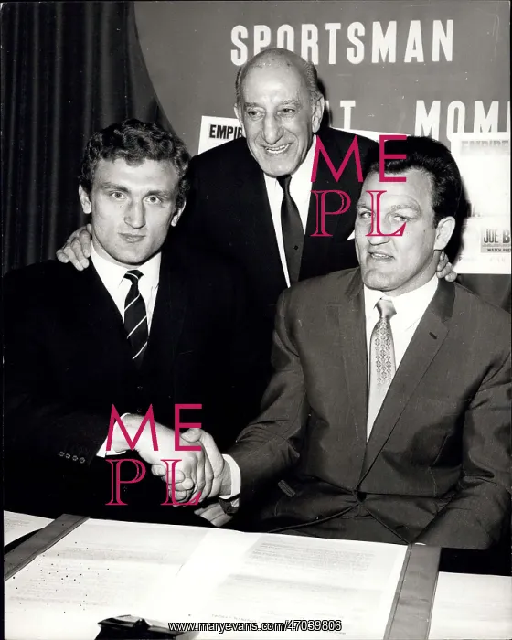 : Boxing. Apr. 23, 1970 - Signing contracts for Wembley fight : Boxing. Apr. 23, 1970 - Signing contracts for Wembley fight
