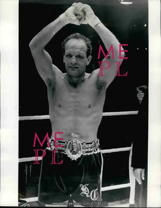 : Boxing. Nov. 11, 1967 - Henry Cooper bears Billy Walker : Boxing. Nov. 11, 1967 - Henry Cooper bears Billy Walker