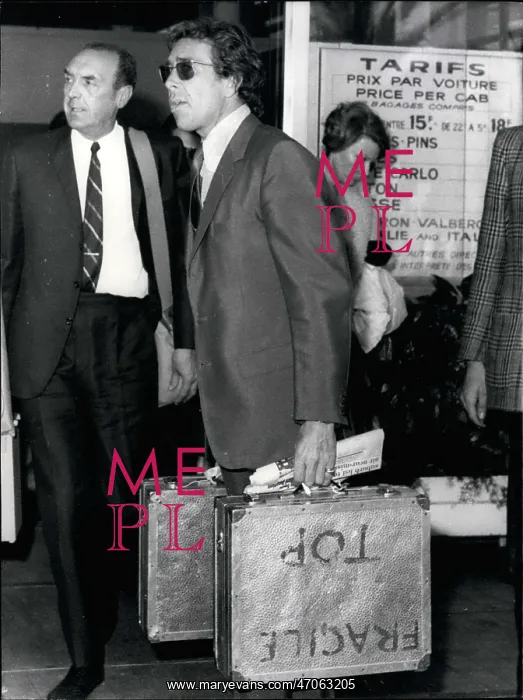 : Boxing. Aug. 05, 1971 - Lord Snowden Arrives at Nice Airport : Boxing. Aug. 05, 1971 - Lord Snowden Arrives at Nice Airport