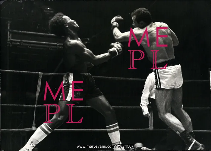 : Boxing. Nov. 14, 1975 - Boxing match between Miguel Oliveira and Elisha Bed : Boxing. Nov. 14, 1975 - Boxing match between Miguel Oliveira and Elisha Bed