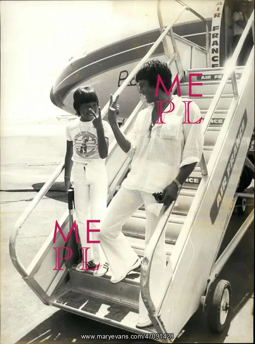 : Boxing. Jul. 26, 1977 - Upon his arrival at Nice airport : Boxing. Jul. 26, 1977 - Upon his arrival at Nice airport