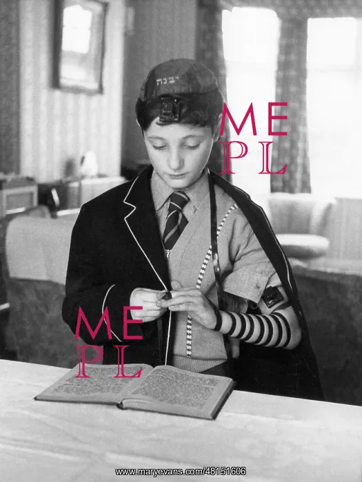 : BOY DOES TEFILLIN 1970S : BOY DOES TEFILLIN 1970S