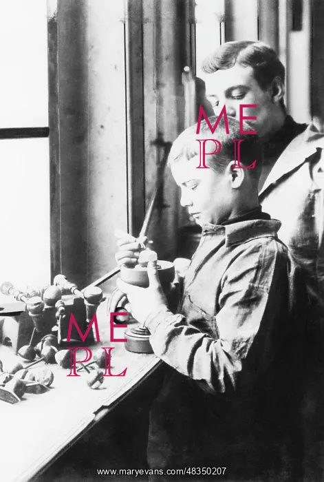 : Boy doing preparatory work in a diamond cutting shop, 1904 : Boy doing preparatory work in a diamond cutting shop, 1904